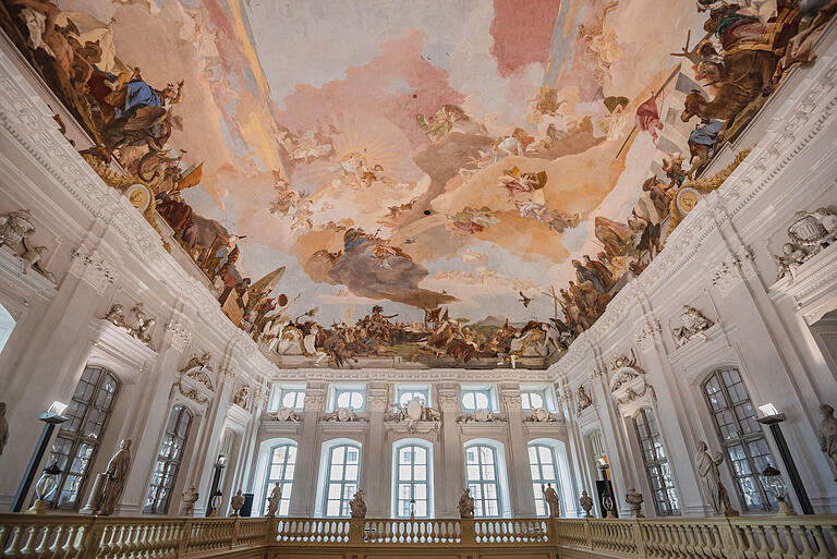 Über dem Treppenhaus der Würzburger Residenz prangt das 670 Quadratmeter große Deckenfresko des Malers Giovanni Battista Tiepolo (1696-1770).&nbsp;