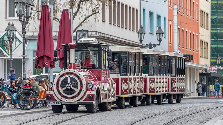 Den City-Train in der Würzburger Innenstadt nutzen viele Touristen, um einen ersten Eindruck der Stadt zu erhalten. Hoteliers der Stadt beklagen einen Mangel an Impulsen zur Belebung des Tourismus.