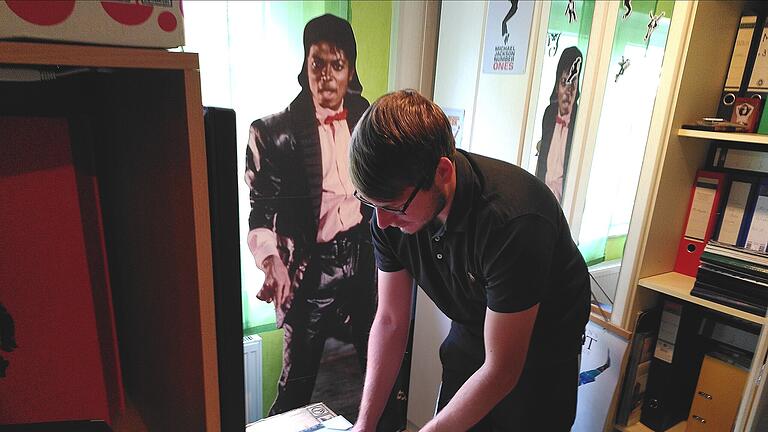 Michael Jackson-Fan Robin Schuhmann_2 - Robin Schuhmann blättert in seiner Sammlung von Eintrittskarten. Seinem Idol ist er nie begegnet. Michael Jackson-Fan Robin Schuhmann_2 - Robin Schuhmann blättert in seiner Sammlung von Eintrittskarten. Seinem Idol ist er nie begegnet.