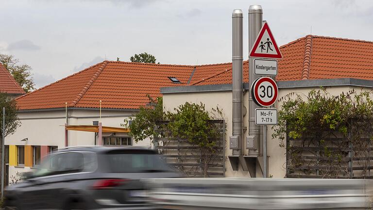 Vier Schilder weisen den Autofahrer auf den Kindergarten in Knetzgau hin. Vier Schilder weisen den Autofahrer auf den Kindergarten in Knetzgau hin.