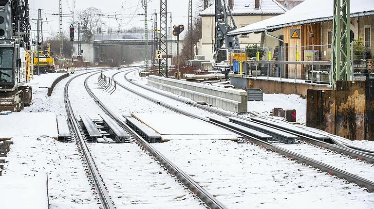 Die alte Unterführung wird abgebaut, an ihrer Stelle soll eine neue entstehen. So soll es bald möglich sein, barrierefrei von einem Bahnsteig zum anderen zu kommen. Die alte Unterführung wird abgebaut, an ihrer Stelle soll eine neue entstehen. So soll es bald möglich sein, barrierefrei von einem Bahnsteig zum anderen zu kommen.