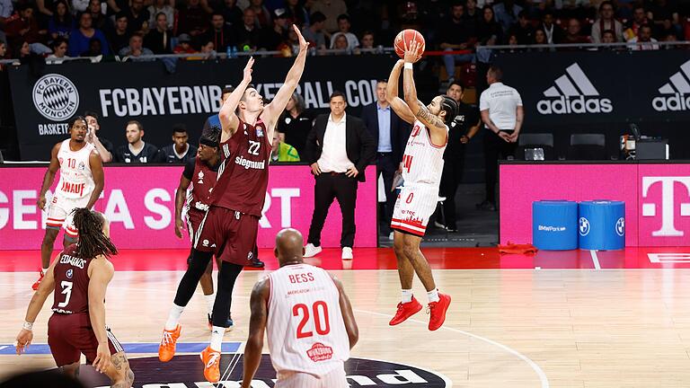 Otis Livingston beim Versuch, den Ball über den baumlangen Danko Brankovic in den Korb zu werfen. Am Sonntag in München gelang den Baskets das zu selten. Otis Livingston beim Versuch, den Ball über den baumlangen Danko Brankovic in den Korb zu werfen. Am Sonntag in München gelang den Baskets das zu selten.
