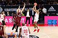Otis Livingston beim Versuch, den Ball über den baumlangen Danko Brankovic in den Korb zu werfen. Am Sonntag in München gelang den Baskets das zu selten.