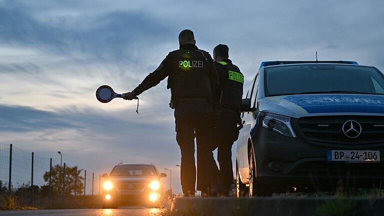 Bundespolizei bei der Kontrolle im Grenzgebiet       -  An der deutsch-polnischen Grenze wird seit Mitte Oktober 2013 kontrolliert. (Archivbild)