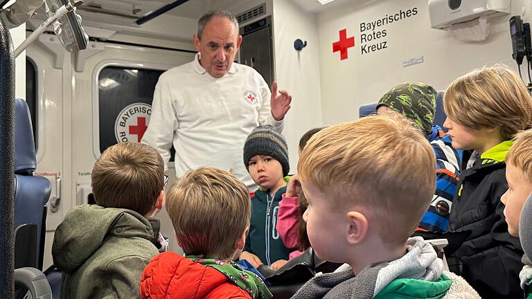 Notfallsanitäter Stephan Schneider präsentiert ein Einsatzfahrzeug des BRK.