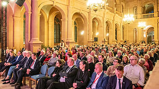 Im Rahmen der Veranstaltung rund um das 500-jährige Bauernkriegsjubiliäum ist Joachim Gauck am Donnerstag 27.03.25 zu Gast in der Neubaukirche in Würzburg. Vor zahlreichen Menschen liest der ehem. Bundespräsident aus seinem Buch 'Erschütterungen'.