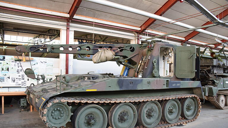 Dröhnende Motoren und der Duft nach Militärparfüm. Die Freunde der Uffenheimer Militärmuseumstage lieben diese Geräusche und Gerüche und kamen deswegen am ersten Juni-Wochenende. Viele Fahrzeuge, vom Lkw bis zum Panzer, drehten auf dem Übungsgelände am Museum für Zivil- und Militärtechnik bei der dynamischen Fahrzeugschau ihre Runden.
