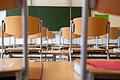 Leere Klassenzimmer aufgrund eines Corona-Lockdowns soll es in Bayern nicht mehr geben. Doch wie gut sind die Schulen auf die größten Corona-Herausforderungen&nbsp; ab Herbst vorbereitet?