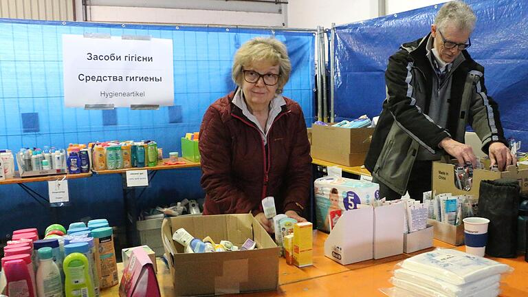 Kümmern sich um die Sortierung der Hilfsgüter in der Halle am Dillberg 21: Rosi und Erwin Englert.