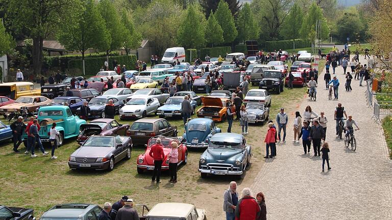 Zahlreiche Schaulustige konnten 2022 Oldtimer beim Kitzinger Mainfestvial bestaunen. Zahlreiche Schaulustige konnten 2022 Oldtimer beim Kitzinger Mainfestvial bestaunen.