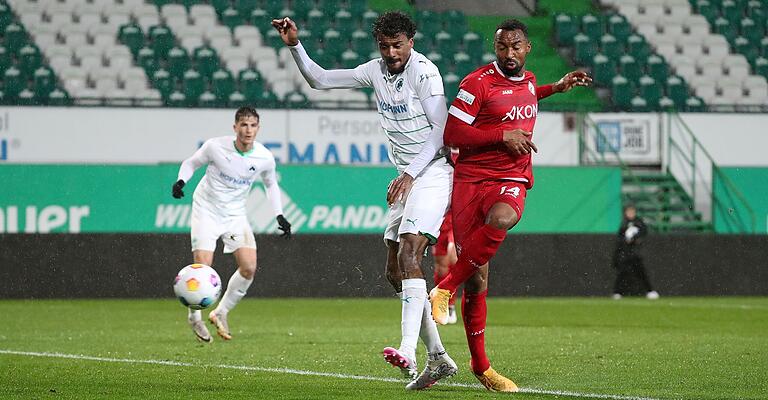 Das einzige Kickers-Tor des Abends:&nbsp; Saliou Sané setzt sich gegen Tyson Duah durch und erzielt den zwischenzeitlichen Anschlusstreffer zum 1:2.