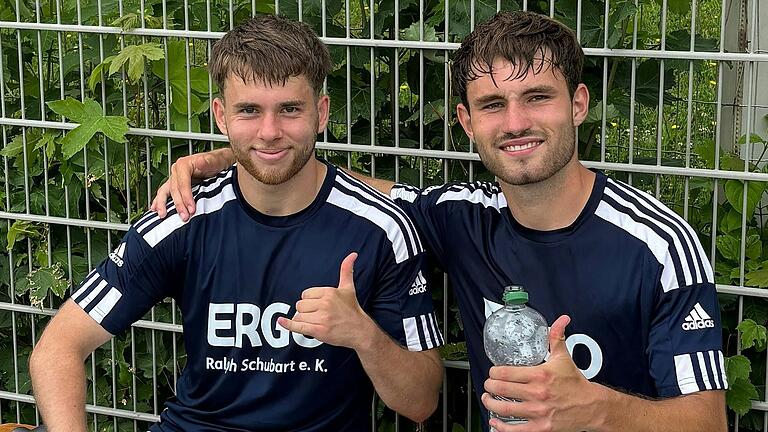 Daumen hoch: Egor Zelenskiy (links) und Siegtorschütze Christian Kuhn von der Wettkampfgemeinschaft Würzburg, die aus Studenten der Universität und Hochschule besteht. Im Verein spielt Zelenskiy für den TSV Abtswind, Kuhn seit dieser Saison beim ASV Rimpar.