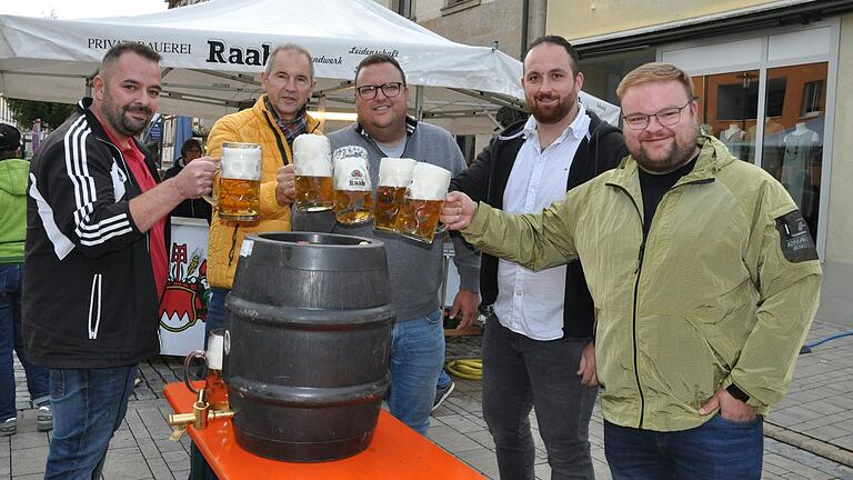 Sie eröffneten die Werbewoche: von links: Werberingchef Rene Tierno, Michael Raab, Bürgermeister Alexander Bergmann, Tim Helfrich und Patrick Jung (beide vom Werbering Hofheim).