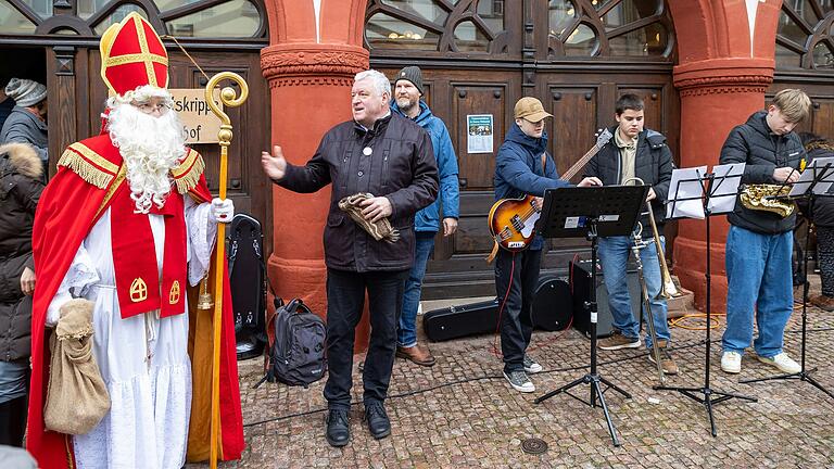Bürgermeister Jürgen Hennemann und der Nikolaus begrüßen die Besucher. Die Kinder der Musikschule warten auf ihren Einsatz. Bürgermeister Jürgen Hennemann und der Nikolaus begrüßen die Besucher. Die Kinder der Musikschule warten auf ihren Einsatz.