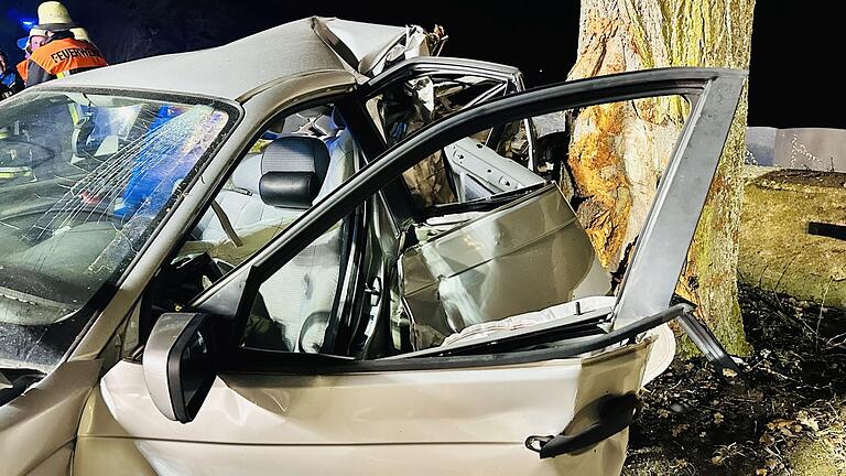 Die linke hintere Seite des Autos ist bei dem Unfall fast bis zur Mitte eingedrückt worden. Die linke hintere Seite des Autos ist bei dem Unfall fast bis zur Mitte eingedrückt worden.