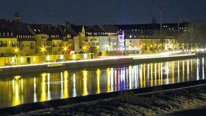 Würzburg bei Nacht: 28 Prozent der Leuchten an Würzburgs Straßen sind älter als 30 Jahre. Mehr als 5100 werden jetzt den EU-Vorgaben gemäß ausgetauscht.JOHANNES KIEFER/ FHWAS GESTALTUNG