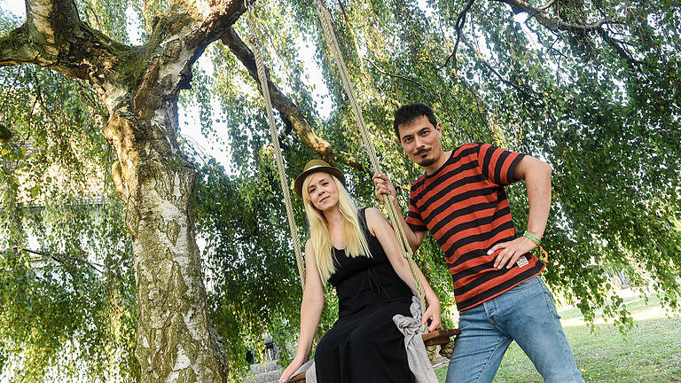 Der Lieblingsplatz in ihrem Garten in Waldbüttelbrunn: Andreas und Carolin Obieglo unter einer großen alten Hängebirke. Foto: Thomas Obermeier