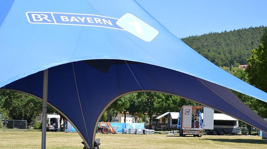 Seit Donnerstag wird im Kurpark fleißig gewerkelt, denn zwei Tage später, am 29. Juni, erwarten die Bad Bockleter zum großen Sommerfestival bis zu 20 000 Besucher. Isolde Krapf       -  Seit Donnerstag wird im Kurpark fleißig gewerkelt, denn zwei Tage später, am 29. Juni, erwarten die Bad Bockleter zum großen Sommerfestival bis zu 20 000 Besucher. Isolde Krapf