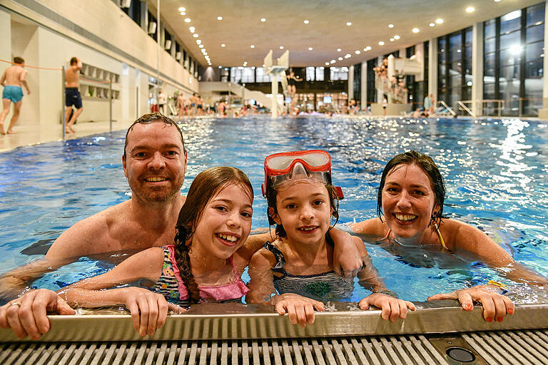 Hatten beim Test viel Vergnügen (von links) Dirk, Yuna, Yola und Natascha Bremberg, hier im 25 Meter langen Sportbecken.&nbsp;