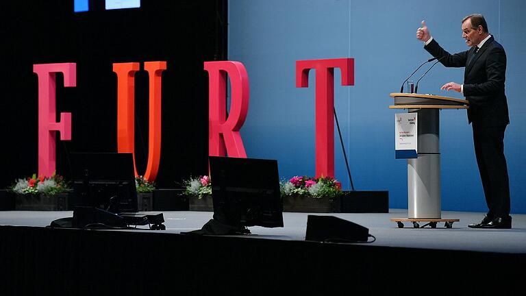 Burkhard Jung (SPD), Leipzigs Oberbürgermeister und Präsident des Städtetages, spricht zu den Teilnehmern der Hauptversammlung des Deutschen Städtetages in Erfurt.&nbsp;