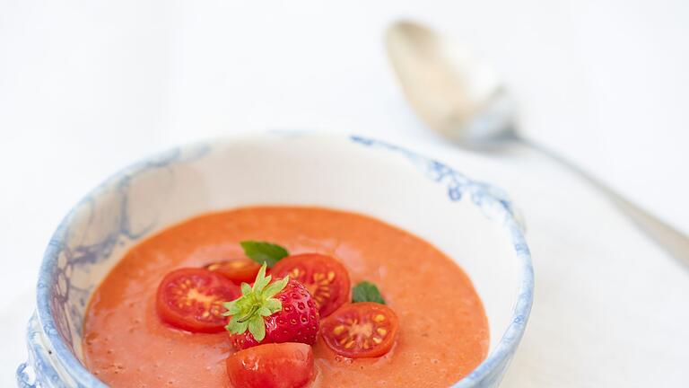 Eine Schale mit Erdbeer-Tomaten-Suppe       -  Fruchtige Noten und feine Säure vereinigen sich in der Erdbeer-Tomaten-Suppe von Food-Bloggerin Thyra.