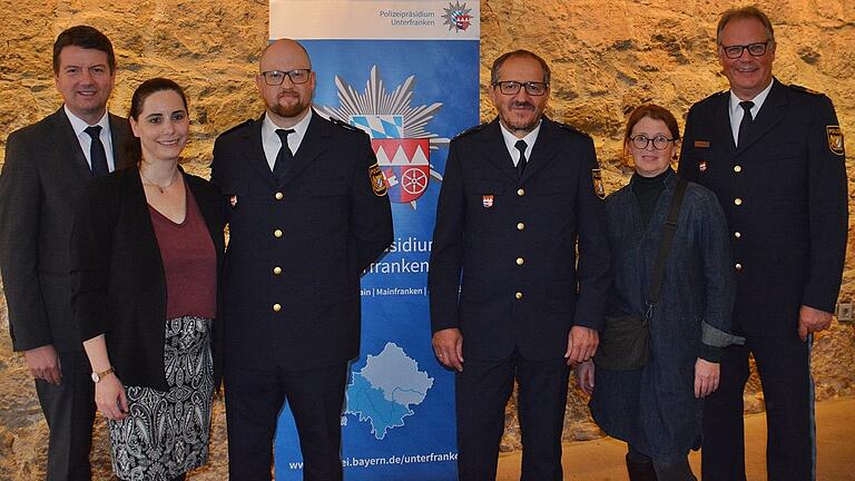 In Bad Neustadt wurde der neue Leiter der Polizeiinspektion in sein Amt eingeführt. Das Foto zeigt von links: Innenstaatssekretär Sandro Kirchner, Polizeioberrat Jan Schubert mit seiner Lebenspartnerin Christina Kreß, Polizeioberrat Marco Di Blasio mit Ehefrau Claudia und Polizeipräsident Detlev Tolle.