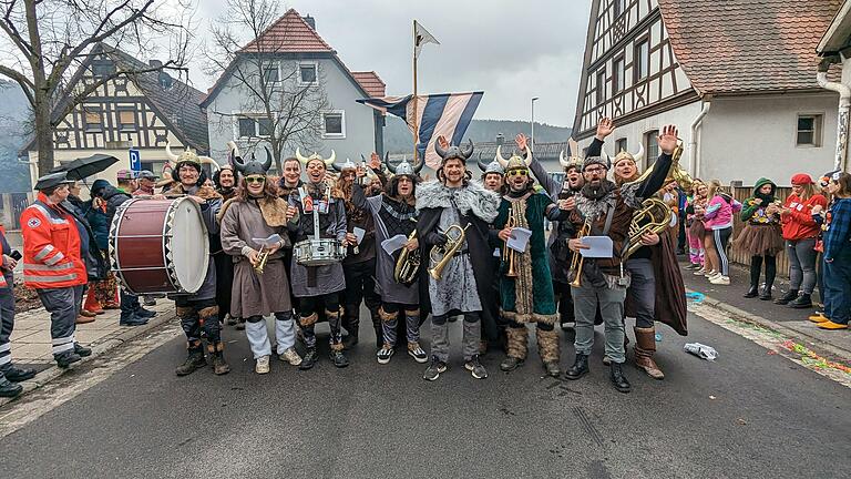 Zahlreiche Närrinnen und Narren besuchen traditionell den Faschingszug in Steinach am Faschingssonntag. Zahlreiche Närrinnen und Narren besuchen traditionell den Faschingszug in Steinach am Faschingssonntag.