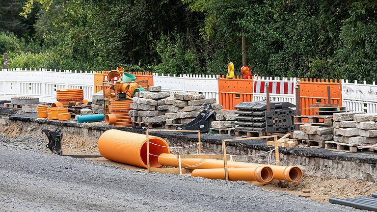 Noch reichlich Baumaterial wartet am Straßenrand auf seinen Einbau. Foto: Patty Varasano