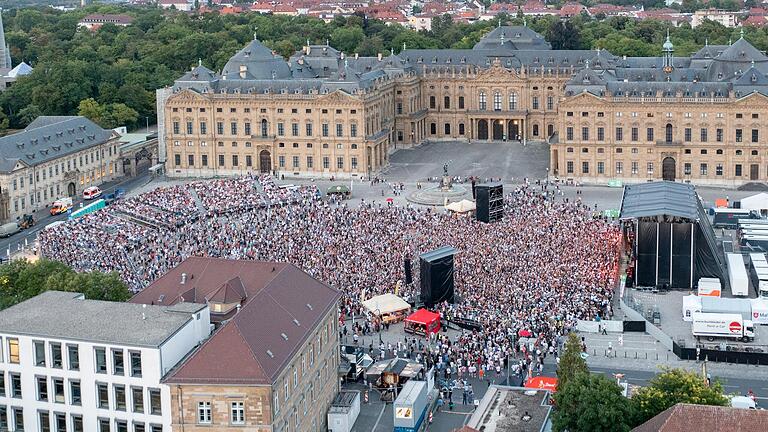 Ein bisschen weniger als ursprünglich erwartet, aber dennoch versammelten sich 15.000 Menschen am Samstagabend vor der Würzburger Residenz, um der Stimme und den Gitarrenklängen des Weltstars Sting zu lauschen.