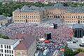 Ein bisschen weniger als ursprünglich erwartet, aber dennoch versammelten sich 15.000 Menschen am Samstagabend vor der Würzburger Residenz, um der Stimme und den Gitarrenklängen des Weltstars Sting zu lauschen.