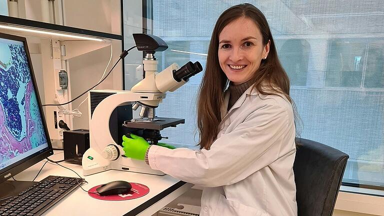 Angela Hoyer an ihrem Arbeitsplatz: Sie forscht am Karolinska-Institut bei Stockholm, einem der besten medizinischen Forschungseinrichtungen der Welt. Angela Hoyer an ihrem Arbeitsplatz: Sie forscht am Karolinska-Institut bei Stockholm, einem der besten medizinischen Forschungseinrichtungen der Welt.