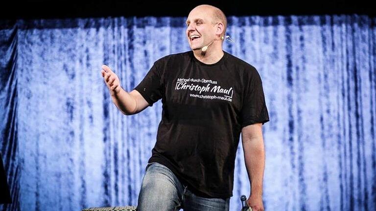 Als Comedian ganz leger: Christoph Maul in seinem Programm 'Besser als sein Ruf'. Als Comedian ganz leger: Christoph Maul in seinem Programm 'Besser als sein Ruf'.