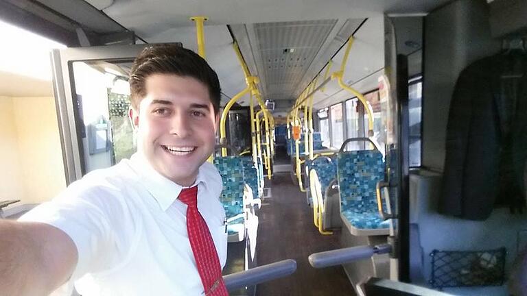 Selfie - Atilla Gidengil bei der Arbeit. Noch ist der Bus leer. Selfie - Atilla Gidengil bei der Arbeit. Noch ist der Bus leer.