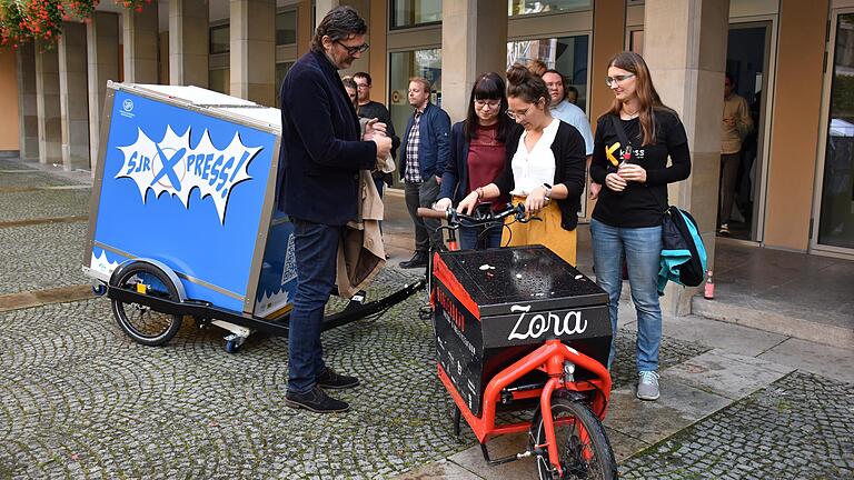 Bei der Kick Off-Veranstaltung des Stadtjugendrings hat sich auch Stadtrat Ralf Hofmann erklären lassen, wie das Projekt funktioniert. Bei der Kick Off-Veranstaltung des Stadtjugendrings hat sich auch Stadtrat Ralf Hofmann erklären lassen, wie das Projekt funktioniert.