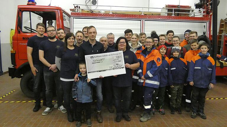 Insgesamt über 600 Euro spendeten die Freiwillige Feuerwehr Wonfurt zusammen mit ihrer Jugendfeuerwehr dem Verein Mukoviszidose e. V. Dessen Kassier Dominik Schwarz (vorne, Mitte) freute sich zusammen mit seinem Sohn Tizian über die Zuwendung, die Vereinsvorsitzende Conny Klaus (vorne, rechts) und Jugendwartin Steffi Klaus (vorne, links) übergaben.