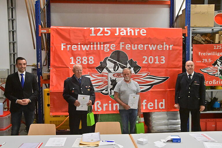 Bürgermeister Johannes Leibold (links) und Hauptkommandant Gerald Ebert (rechts) dankten Gebhard Stolzenberger (2. von links) und Edgar Bach für 50 Jahre Mitgliedschaft bei der Feuerwehr Großrinderfeld. Bürgermeister Johannes Leibold (links) und Hauptkommandant Gerald Ebert (rechts) dankten Gebhard Stolzenberger (2. von links) und Edgar Bach für 50 Jahre Mitgliedschaft bei der Feuerwehr Großrinderfeld.