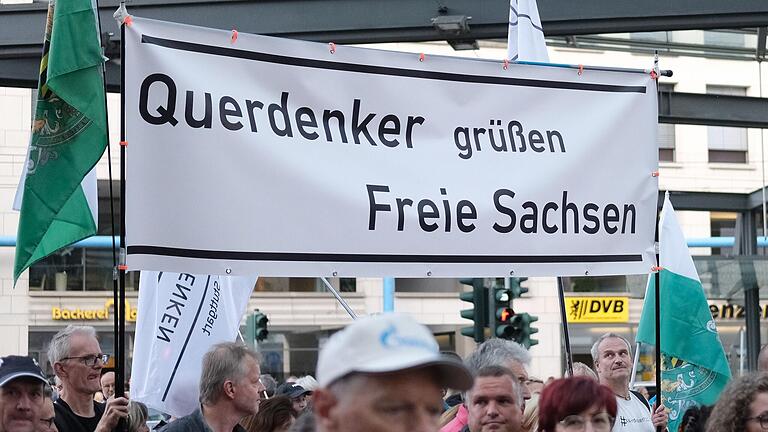 Durch Demonstrationen wie dieser im Oktober 2022 in Dresden hat sich 'Querdenker' zu einem Begriff gewandelt, der im öffentlichen Bewusstsein vielfach fast nur noch negativ gewertet wird (Symbolbild).