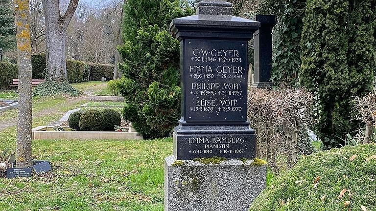 Etwas ganz Besonderes: Die Berufsbezeichnung 'Pianistin' auf dem Grabstein vom Emma Bamberg. Denn solche Betitlungen finden sich vorwiegend nur auf Gräbern von Männern. Etwas ganz Besonderes: Die Berufsbezeichnung 'Pianistin' auf dem Grabstein vom Emma Bamberg. Denn solche Betitlungen finden sich vorwiegend nur auf Gräbern von Männern.