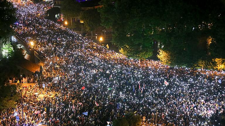 Demonstration in Georgien.jpeg       -  Zehntausende Demonstranten protestierten am Samstag vor dem Parlamentsgebäude in Tiflis gegen ein Gesetz, das die Arbeit ausländischer Nichtregierungsorganisationen im Land beschneiden soll.