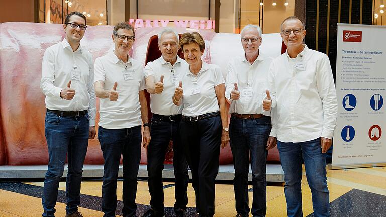 Die "Volkskrankheit Thrombose" wird in weiten Teilen der Bevölkerung unterschätzt, sagen die Mitglieder des Aktionsbündnisses Thrombose, Prof. Johannes Thaler, Prof. Dr. Rupert Bauersachs, Dr. Lutz Schimmelpfennig, Dr. Jutta Schimmelpfennig, Dr. Thomas Noppeney und Dr. Christoph Kalka. Sie möchten Aufklärung betreiben, um Leben zu retten. Die "Volkskrankheit Thrombose" wird in weiten Teilen der Bevölkerung unterschätzt, sagen die Mitglieder des Aktionsbündnisses Thrombose, Prof. Johannes Thaler, Prof. Dr. Rupert Bauersachs, Dr. Lutz Schimmelpfennig, Dr. Jutta Schimmelpfennig, Dr. Thomas Noppeney und Dr. Christoph Kalka. Sie möchten Aufklärung betreiben, um Leben zu retten.