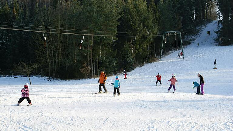 Der Lift am Röthenhang in Neuschleichach ist ein beliebter Ort für Wintersportbegeisterte. Neben Ski und Snowboard nutzen viele die Steigung auch zum Rodeln. Der Lift am Röthenhang in Neuschleichach ist ein beliebter Ort für Wintersportbegeisterte. Neben Ski und Snowboard nutzen viele die Steigung auch zum Rodeln.