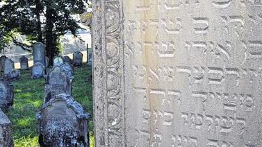 Christliche Steinmetze, die jüdische Grabsteine angefertigt haben: Dieses Thema interessiert den Zeiler Heimatforscher Heinrich Weisel. Auf der Suche nach konkreten Spuren ist er unter anderem im israelitischen Friedhof bei Kleinsteinach fündig geworden. Unten: Die rotbraune Maserung ist charakteristisch für den Zeiler Schilfsandstein. Christliche Steinmetze, die jüdische Grabsteine angefertigt haben: Dieses Thema interessiert den Zeiler Heimatforscher Heinrich Weisel. Auf der Suche nach konkreten Spuren ist er unter anderem im israelitischen Friedhof bei Kleinsteinach fündig geworden. Unten: Die rotbraune Maserung ist charakteristisch für den Zeiler Schilfsandstein.