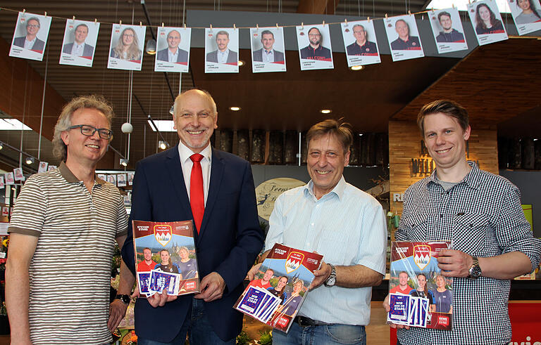 Freuen sich über die Herausgabe des Stickerstar-Albums mit den Bildern der Sportler und Funktionäre des Turnvereins Gerolzhofen (von links): Bernhard Krapf (TV-Vorsitzender), Gerolzhofens 2. Bürgermeister Erich Servatius sowie Günter und Kai Götzelmann Freuen sich über die Herausgabe des Stickerstar-Albums mit den Bildern der Sportler und Funktionäre des Turnvereins Gerolzhofen (von links): Bernhard Krapf (TV-Vorsitzender), Gerolzhofens 2. Bürgermeister Erich Servatius sowie Günter und Kai Götzelmann