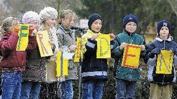 Frieden - das war die       -  Frieden - das war die Botschaft, die Schüler der Außenstelle Sulzfeld der Grundschule St. Hedwig bei der Gedenkfeier zum Bombenangriff im neuen
Friedhof mitbrachten. Sie hatten sich auf den Gedenkakt im Unterricht vorbereitet. Die Kitzingerin Margarethe Staudt hatte ihnen erzählt, wie sie den
Angriff im Keller der Weinhandlung Meuschel er- und überlebt hatte.