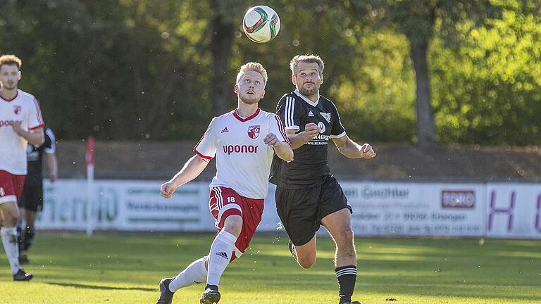 Michael Reugels, Spielertrainer der SG Knetzgau/Oberschwappach (hier rechts im Duell mit dem Haßfurter&nbsp;Janik Full), hofft darauf, dass sich seine Stammelf möglichst schnell herauskristallisiert.