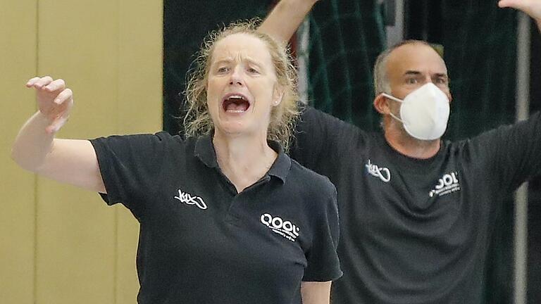 Trainerin Janet Fowler-Michel (links) gibt ihren Spielerinnen Anweisungen. Dennoch verloren die Qool Sharks Würzburg das Spitzenspiel in der Zweiten Bundesliga Süd gegen die Rhein-Main Baskets in Langen nach einem dramatischen Spielverlauf (Archivfoto).