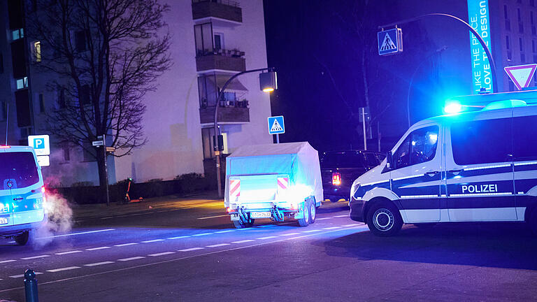 Annette Riedl, dpa, RAF.jpg       -  Bei einem Polizeieinsatz in Berlin fahnden die Ermittler nach RAF-Mitgliedern.