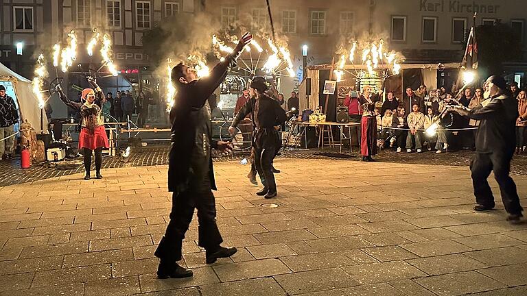 Die Feuershow am Samstagabend war ein Highlight des Mittelaltermarktes auf dem Bad Neustädter Marktplatz.