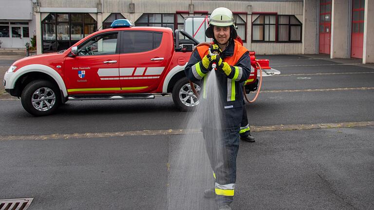 Die Schläuche des neuen Moduls sind schmaler, sonst wäre der 300-Liter-Wassertank zu schnell leer. Der stellvertretende Kommandant der Karlstadter Feuerwehr, Christoph Marterstock, demonstriert die Funktionsweise.