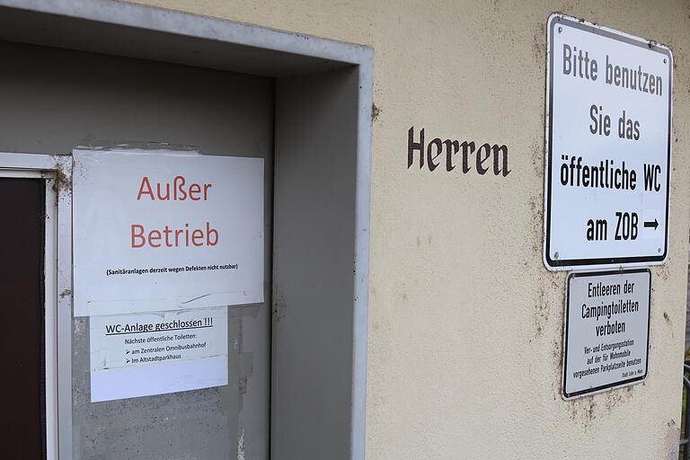 Eine Sanierung des Toilettenhäuschens an der Lohrer Mainlände macht wegen des maroden Zustands laut Verwaltung keinen Sinn. Um das Ob und wie es weiter geht, gab es jetzt einmal mehr einige Diskussionen. Das Bild zeigt den Eingangsbereich des Toilettenhäuschens. Eine Sanierung des Toilettenhäuschens an der Lohrer Mainlände macht wegen des maroden Zustands laut Verwaltung keinen Sinn. Um das Ob und wie es weiter geht, gab es jetzt einmal mehr einige Diskussionen. Das Bild zeigt den Eingangsbereich des Toilettenhäuschens.